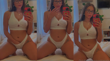 Sophie Rain onlyfans masturbando a bucetinha por baixo da buceta