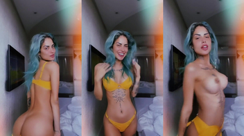 Tati Zaqui nua toda gostosinha mostrando seus peitos