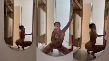 Paula Faget pelada se filmando em frente ao espelho