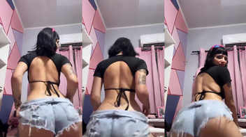 Yasmin Cat rebolando sua bunda gostosa