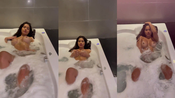 Ayarla Souza pelada na banheira mostrando seu corpo