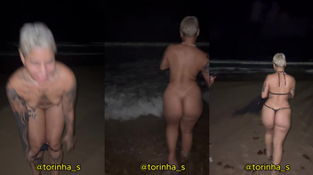Torinha pelada na praia mostrando seu corpo lindo