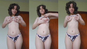 Theo Neko mostrando seus peitos lindos rosados
