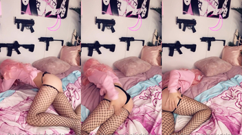 Belle Delphine nude de lingerie na cama se mostrando