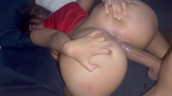 Amador com brasileira de quatro com rabão empinado levando vara