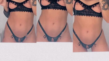 Magrinha criadora de conteúdo adulto se exibindo em frente ao espelho