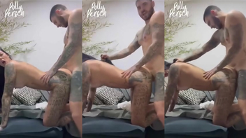 Amador com morena tatuada sentando e levando leitada