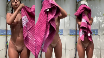 Magrinha do privacy nua durante banho sensualizando