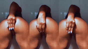 Acompanhante Sarah Medeiros nua socando plug no cu