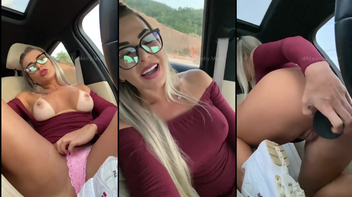 Privacy Maikelly Muhl no carro metendo consolo no cu e na buceta